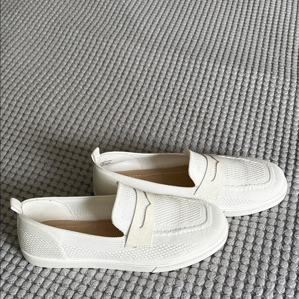 St. John’s Bay Blare Comfort Loafers color White w/ Memory Foam women’s size 7.5